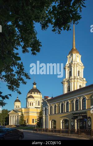 Rybinsk, Russie - 10 août 2020 : Cathédrale de Transfiguration. Cathédrale Spaso-Preobrazhensky sur le remblai de la Volga Banque D'Images