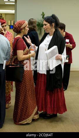 Austin, TX 18 novembre 2007: Un rabbin juif (r) parle avec une femme musulmane (l) lors d'une célébration interconfessionnelle de l'action de grâce parrainée par les ministères interreligieux de la région d'Austin et le Forum pour les musulmans pour l'unité. Le service, tenu à la synagogue de la Congrégation Beth Israel, a attiré environ 1,000 fidèles. ©Bob Daemmrich Banque D'Images