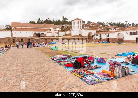 Chinchero, Pérou - 05 octobre 2018 : vendeuse sur le marché local avec des produits textiles et des souvenirs faits main à l'alpaca à Chinchero, au Pérou Banque D'Images