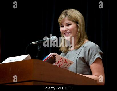 DOSSIER Austin, TX 3 novembre 2007: La première fille Jenna Bush lit dans son premier livre, 'l'histoire d'Ana' comme un auteur en vedette au Texas Book Festival 2007, fondé par sa mère, la première dame Laura Bush. ©Bob Daemmrich/ Banque D'Images