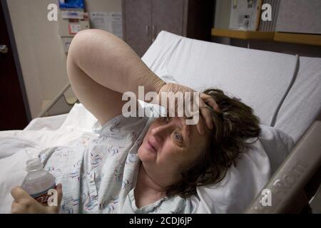 Brownsville, TX 23 septembre 2007 : patient de l'hôpital (54) souffrant d'une douleur chronique au dos et d'un lymphœdème dans le bras droit causé par le retrait des ganglions lymphatiques lors d'une mastectomie sur le côté droit. Modèle validé OK ©Bob Daemmrich/ Banque D'Images