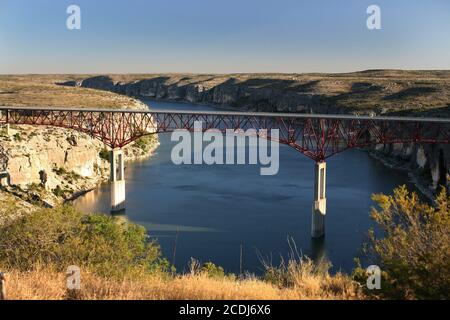 Comté de Val Verde, TX 25 octobre 2007 : le pont de l'autoroute 90 au-dessus de la rivière Pecos, le plus haut du Texas à 273 pieds, s'étend sur 1 310 pieds au-dessus de la rivière Pecos dans le comté de Val Verde, à la frontière entre les États-Unis et le Mexique. ©Bob Daemmrich/ Banque D'Images