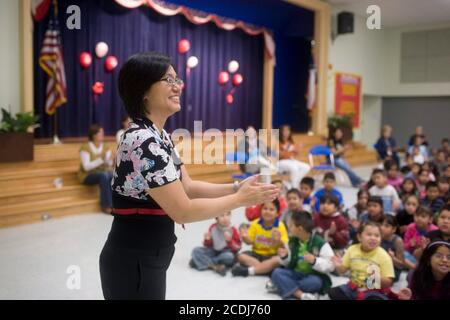 Austin, TX 2 novembre 2007: L'auteure coréenne-américaine Linda Sue Park interagit avec les enfants d'une école élémentaire du nord d'Austin dans le cadre du programme des auteurs dans les écoles du Texas Book Festival. ©Bob Daemmrich Banque D'Images