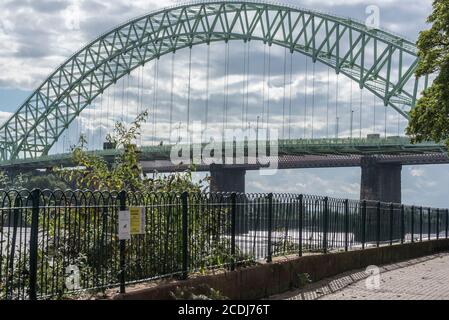 Arche de suspension en acier sur le pont Queensway au-dessus de la rivière Mersey entre Widnes et Runcorn. Banque D'Images