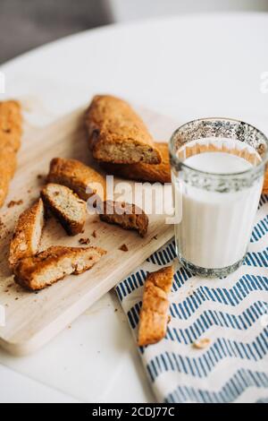 Petits gâteaux fraîchement préparés et un verre de lait sur le tableau Banque D'Images