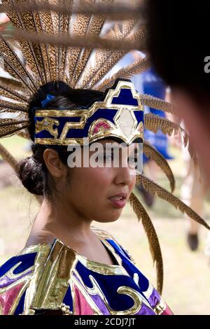 Austin, TX 16 septembre 2007 : une danseuse du ballet Folklorico de l'Université St. Edward attend pour se produire à la grande inauguration du Centre culturel mexicain américain dans le centre-ville d'Austin. ©Bob Daemmrich Banque D'Images