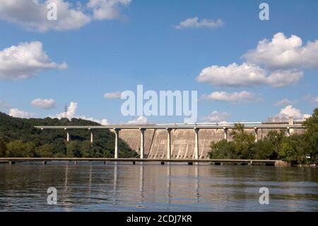 Austin, TX USA, 10 septembre 2007: Mansfield Dam, à la tête du lac Austin, à environ 20 miles du centre-ville, empiète sur le lac Travis, l'un des lacs des Highlands dans le centre du Texas. Le barrage, construit de 1937 à 1941, mesure 278 pieds de haut et 213 pieds d'épaisseur à sa base et se trouve à 689 pieds au-dessus du niveau de la mer. Devant le barrage se trouvent un passage à niveau en eau basse (près de l'avant-plan) et un pont routier surélevé (au milieu de l'avant-plan). ©Bob Daemmrich Banque D'Images