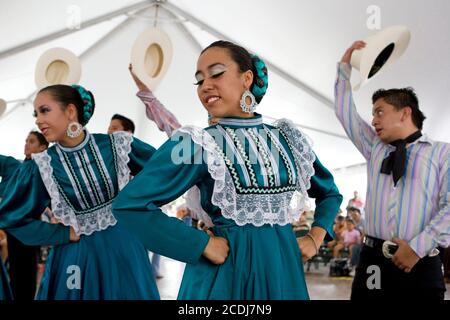 Austin, TX 16 septembre 2007 : le Ballet Folklorico de Texas de Roy Lozano se présente à la grande cérémonie d'ouverture du Centre culturel mexicain américain dans le centre-ville d'Austin. ©Bob Daemmrich Banque D'Images