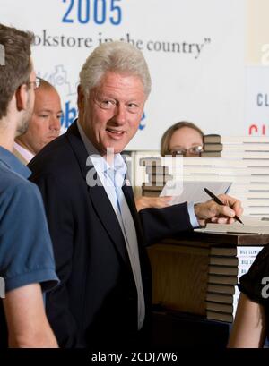 Austin, TX 14 septembre 2007 : l'ancien président américain Bill Clinton signe des copies de son nouveau livre, « donner », dans une librairie locale lors d'une levée de fonds pour la candidature présidentielle de l'épouse Hillary Clinton. ©Bob Daemmrich Banque D'Images