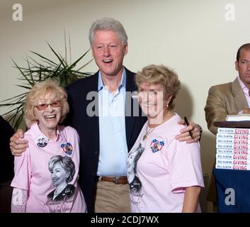 Austin, TX 14 septembre 2007 : l'ancien président américain Bill Clinton pose avec des admirateurs après avoir signé des copies de son nouveau livre, « donner », dans une librairie locale lors d'une levée de fonds pour la candidature présidentielle d'Hillary Clinton. ©Bob Daemmrich Banque D'Images