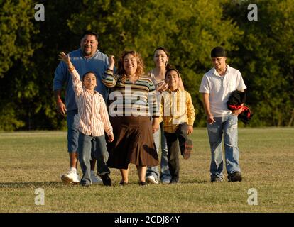 San Antonio, TX 23 octobre 2006 : la famille Solano, une famille hispanique de trois générations vivant dans un modeste quartier de classe ouvrière du sud de San Antonio. ©Bob Daemmrich Banque D'Images