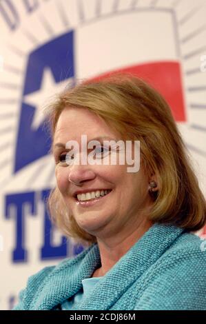 Austin, TX 10 septembre 2007: Elizabeth Edwards, épouse de la candidate à la présidence John Edwards, parle aux journalistes au siège du Parti démocratique du comté de Travis pendant une levée de fonds à travers le Texas. ©Bob Daemmrich Banque D'Images