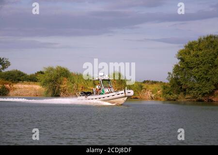 La Joya, TX le 25 août 2007 : une patrouille de patrouille frontalière des États-Unis arpente la rivière Rio Grande entre Mission et Rio Grande City, à l'extrême sud du Texas, où des immigrants illégaux et des passeurs de drogue traversent régulièrement du Mexique vers les États-Unis. ©Bob Daemmrich Banque D'Images