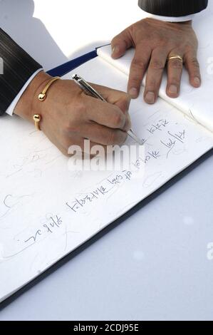 Austin, TX 14 juin 2007 : un homme d'affaires signe le livre d'or en coréen lors des grandes cérémonies d'ouverture à Samsung Austin Semiconductor (SAS) pour l'usine de fabrication « Fab 2 » présentant l'investissement américain de plusieurs milliards de dollars du fabricant coréen de puces. ©Bob Daemmrich Banque D'Images