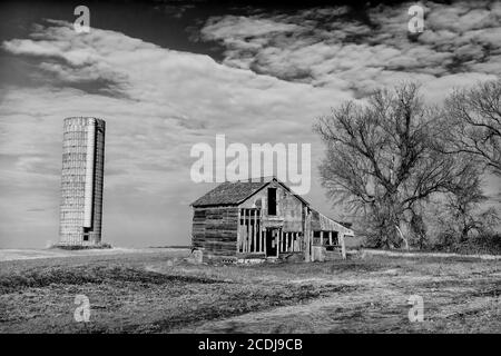 Abandonné Farmhouse et Silo en noir et blanc Banque D'Images