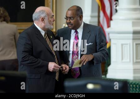 Austin, TX 26 mai 2007: Le sénateur noir Rodney Ellis (D-Houston), à droite, parle avec un collègue à la parole de la salle du Sénat du Texas. ©Bob Daemmrich Banque D'Images