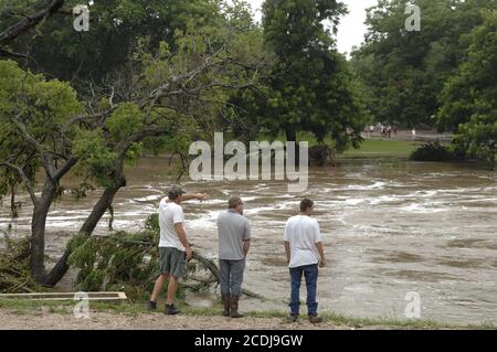 Marble Falls, TX le 27 juin 2007 : les résidents inspectent normalement les chutes de Marble Lake après avoir tombé jusqu'à 19 pouces de pluie en quelques heures sur la région pendant la nuit. Les inondations soudaines ont causé des dommages à la propriété dans des millions de personnes, alors que les ruisseaux débordent une zone industrielle. Aucun décès n'a été signalé. ©Bob Daemmrich Banque D'Images