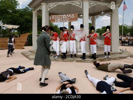 Boerne, TX 16 mai 2007 : reconstitution des événements en Amérique coloniale qui ont conduit à la révolution américaine par des élèves de huitième année d'histoire du Texas à Boerne, près de San Antonio. Des soldats britanniques en escarmouche rouge avec des colons au massacre de Boston. ©Bob Daemmrich Banque D'Images