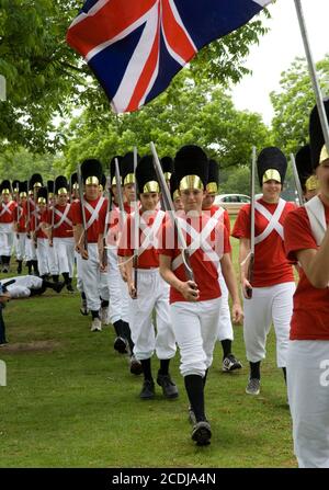 Boerne, TX 16 mai 2007 : reconstitution des événements en Amérique coloniale qui ont conduit à la révolution américaine par des élèves de huitième année d'histoire du Texas à Boerne, près de San Antonio. Des soldats britanniques en escarmouche rouge avec des colons à la bataille de Lexington et Concord. ©Bob Daemmrich Banque D'Images