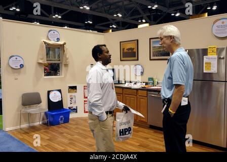 Austin, TX USA, 2 mai 2007: Deux hommes d'affaires discutant devant une maquette d'une maison écoénergétique exposée au salon de la Commission texane sur la qualité de l'environnement (TCEQ) ©Bob Daemmrich Banque D'Images