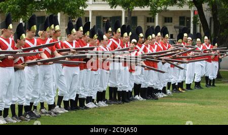 Boerne, TX 16 mai 2007 : reconstitution des événements en Amérique coloniale qui ont conduit à la révolution américaine par des élèves de huitième année d'histoire du Texas à Boerne, près de San Antonio. Des soldats britanniques en escarmouche rouge avec des colons à la bataille de Lexington et Concord. ©Bob Daemmrich Banque D'Images