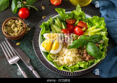 Une alimentation saine. Salade de thon aux œufs, laitue, quinoa, légumes et graines de citrouille. Banque D'Images