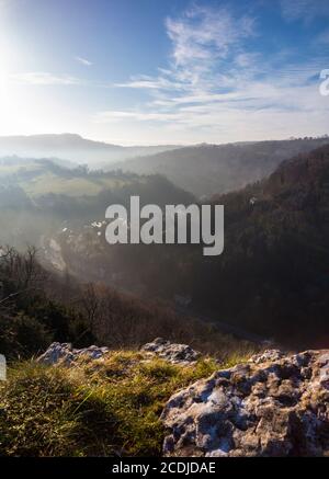 Paysage brumeux avec des arbres à High Tor près de Matlock Bath Dans le Derbyshire Peak District Angleterre Royaume-Uni Banque D'Images