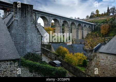 Le Viaduc de Port de Dinan Lanvallay, Dinan, Bretagne, France. Banque D'Images