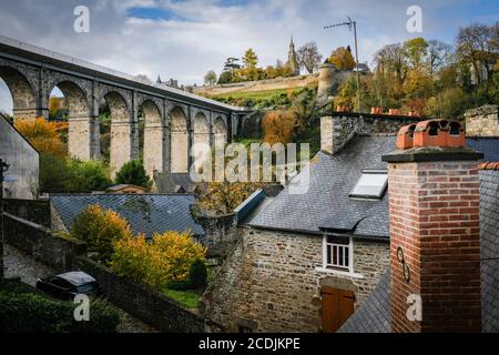 Le Viaduc de Port de Dinan Lanvallay, Dinan, Bretagne, France. Banque D'Images