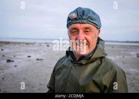 Cueillette de mollusques dans la baie de Saint-Brieuc (baie de Saint-Brieuc), Saint-Brieuc, Bretagne, France. Banque D'Images