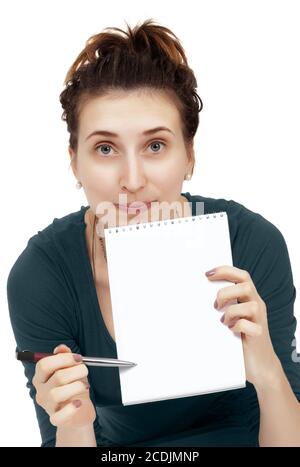femme affiche une entrée dans un bloc-notes sur un blanc arrière-plan Banque D'Images
