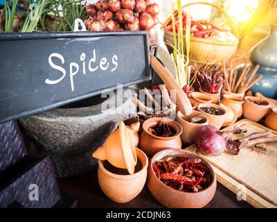 Épices et herbes dans un petit pot. Nourriture et ingrédients de cuisine. Additifs naturels colorés. Banque D'Images