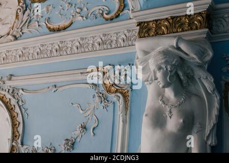 Fragment de mur ancien palais décoré dans le style barocco ou classicisme, design intérieur Banque D'Images