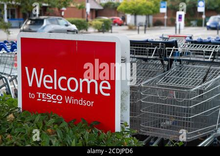 Windsor, Berkshire, Royaume-Uni. 28 août 2020. Supermarket Tesco a annoncé qu'ils vont recruter et 16,000 supplémentaires en raison de l'augmentation de leurs ventes en ligne pendant la pandémie de coronavirus. Crédit : Maureen McLean/Alay Banque D'Images