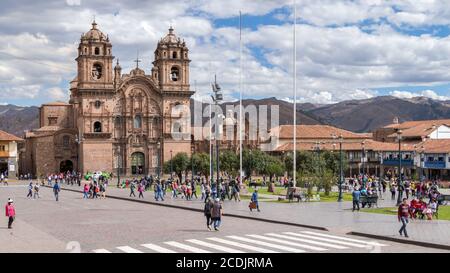 Cusco, Pérou - 08 octobre 2018: Vue des gens qui marchent sur la place centrale historique de Cusco, Pérou Banque D'Images