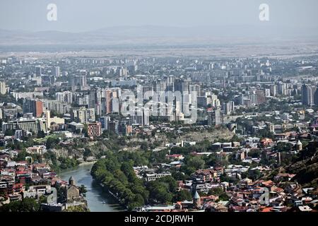Vue panoramique de Tbilissi depuis le mont Mtatsminda : rivière Kura, église Metekhi et périphérie. République de Géorgie. Banque D'Images
