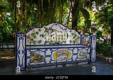 Banc de parc coloré à Alameda Park (Parque de la Alameda) - Marbella, Espagne Banque D'Images