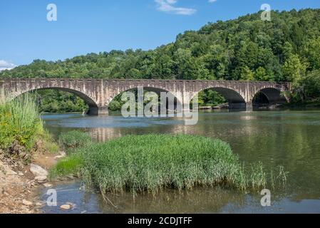 Pont historique de Gatliff, un pont en pierre couvert d'arche en béton au-dessus de la rivière Cumberland au-dessus des chutes. Banque D'Images