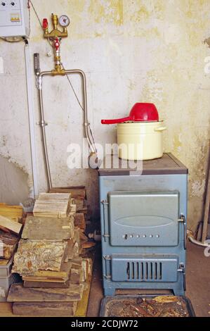 chaudière à eau en acier avec plaque de cuisson Banque D'Images