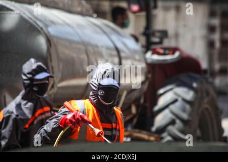 Gaza, Palestine. 28 août 2020. Les travailleurs palestiniens vaporisent du désinfectant sur les routes et les bâtiments de la ville de Gaza vendredi (28 août) alors que le coronavirus se poursuit. (Photo de Ramez Habboub/Pacific Press) crédit: Pacific Press Media production Corp./Alay Live News Banque D'Images