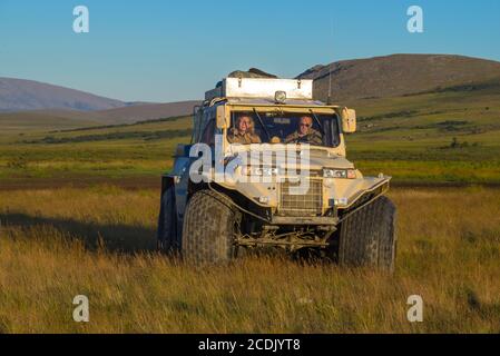 YAMAL, RUSSIE - 22 AOÛT 2018 : véhicule tout-terrain Trekol dans la toundra de Yamal lors d'une soirée d'été ensoleillée Banque D'Images