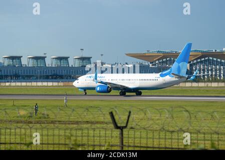 SAINT-PÉTERSBOURG, RUSSIE - 08 AOÛT 2020 : Boeing 737-8МК (VP-BQM) des compagnies aériennes de Pobeda sur l'aéroport de Pulkovo Banque D'Images