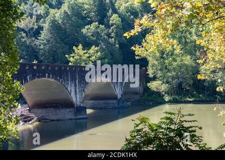 Pont historique de Gatliff, un pont en pierre couvert d'arche en béton au-dessus de la rivière Cumberland au-dessus des chutes. Banque D'Images