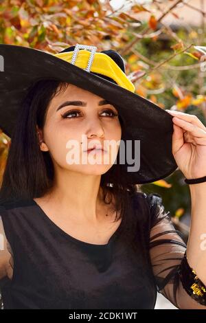 Portrait d'Halloween d'une jeune femme du Moyen-Orient vêtue de sorcière costume Banque D'Images