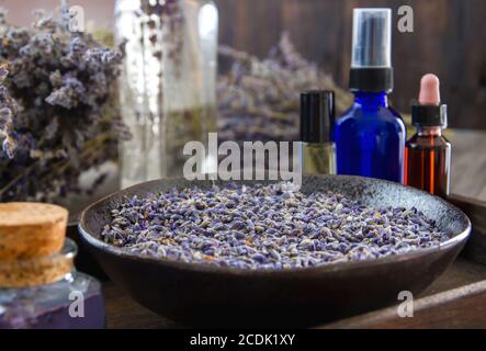 Fleurs séchées à la lavande et cosmétiques naturels Banque D'Images