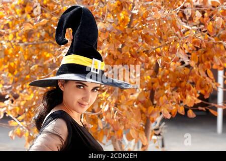 Portrait d'Halloween d'une jeune femme du Moyen-Orient vêtue de sorcière costume Banque D'Images