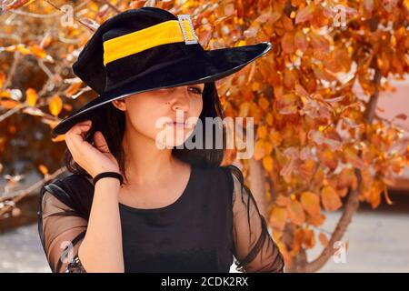 Portrait d'Halloween d'une jeune femme du Moyen-Orient vêtue de sorcière costume Banque D'Images