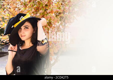 Portrait d'Halloween d'une jeune femme vêtue de costume de sorcière Banque D'Images