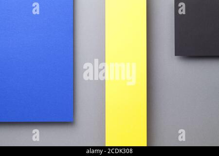 Arrière-plan minimal avec des formes géométriques colorées sur fond de papier noir. Vue de dessus Banque D'Images