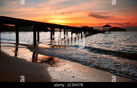 Coucher de soleil coloré dans la mer tropicale. Thaïlande Banque D'Images